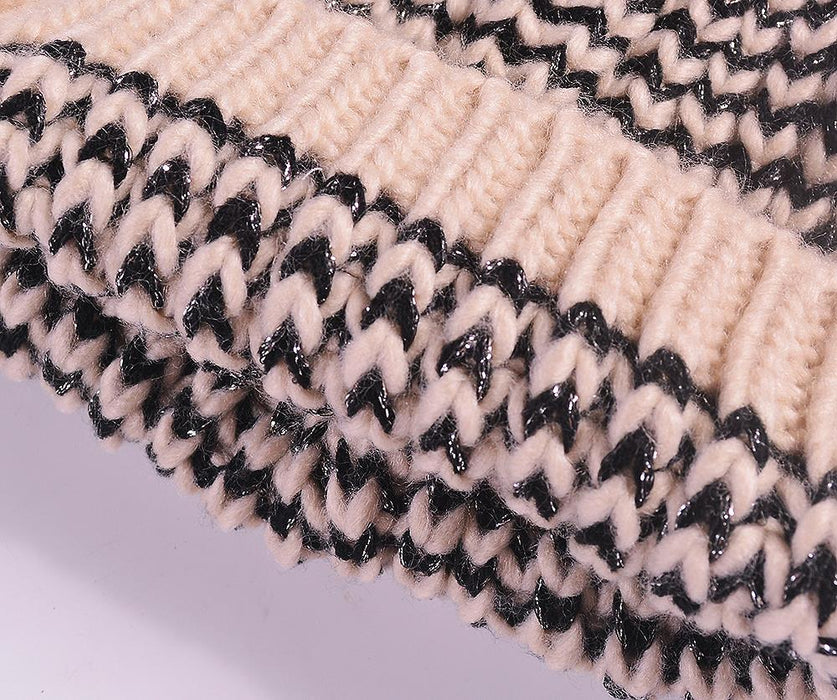 B&W Wavy Knitted beanie with pom